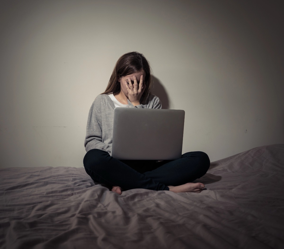 Cybernękanie nie ma wakacji. Dlaczego lato to czas podwyższonego ryzyka dla dzieci i nastolatków?