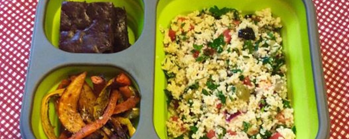 Tabbouleh, frytki z warzyw i czekoladowe ciasto z kabaczka