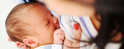 Karmienie noworodka. Na co zwrócić uwagę na początku karmienia?