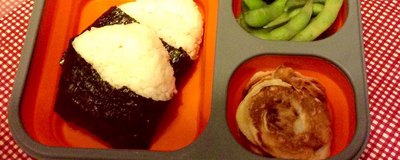Onigiri z nori i sosem sojowym, placuszki bananowo-kokosowe