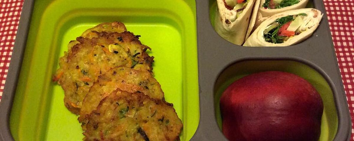 Wegetariańskie placuszki, tortilla z kozim serem i sałatą