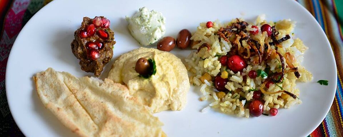 Pasta z fety, humus, pasta z bakłażana, ryż z cieciorką i chlebek arabski