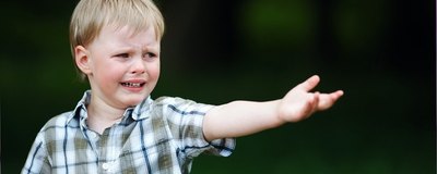 Różnica między napadami złości a kryzysem emocjonalnym u dziecka