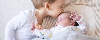 Jak pomóc maluszkowi zaakceptować pojawienie się noworodka w domu