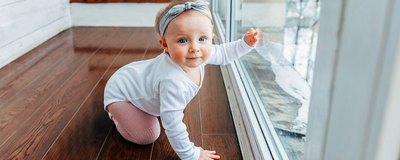 Zagrożenia czyhające na niemowlę w domu. Umiesz je wskazać?
