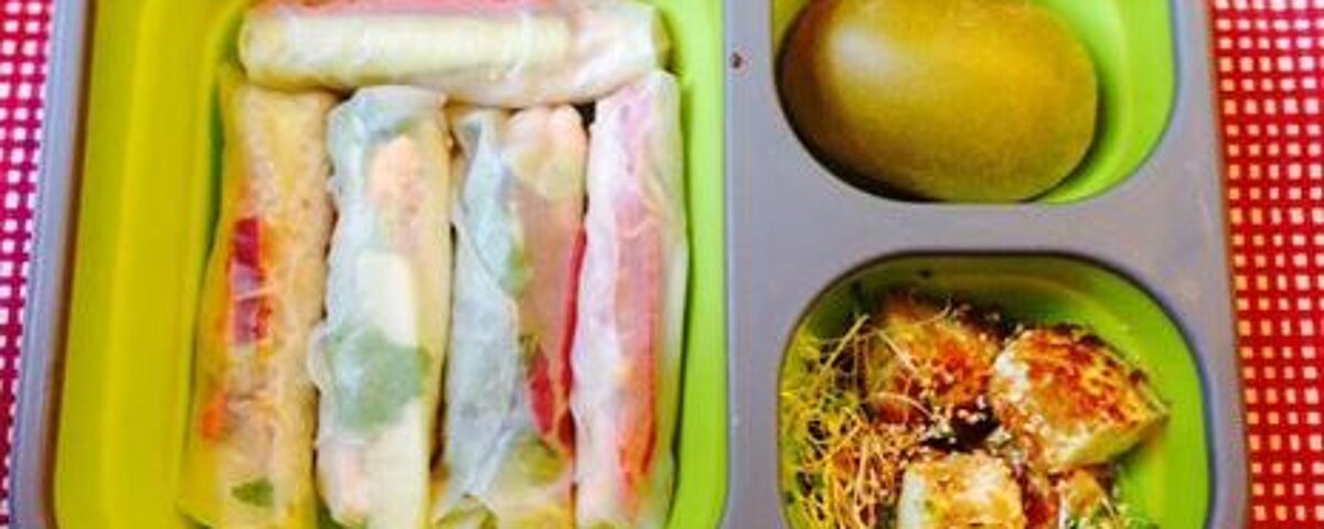 Spring rollsy z pieczonym łososiem oraz tofu, sezamem i kiełkami