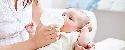 Jak często i ile mleka podawać dziecku karmionemu butelką?