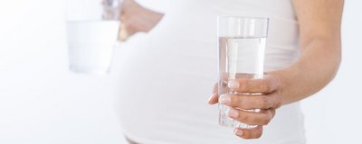 Jesteś w ciąży? Sprawdź, czy wypijasz odpowiednią ilość wody. Badania