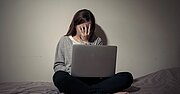 Cybernękanie nie ma wakacji. Dlaczego lato to czas podwyższonego ryzyka dla dzieci i nastolatków?