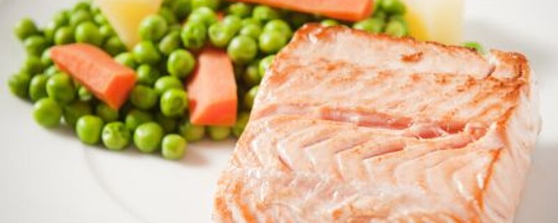 Łosoś zapiekany z zielonym groszkiem