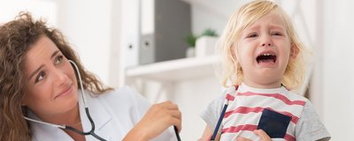 Twoje dziecko boi się wizyty u lekarza? Te 7 pomysłów pomoże ci rozwiązać problem