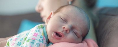 Czkawka u niemowlaka - przyczyny i jak sobie poradzić