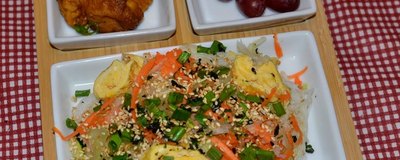 Makaron ryżowy z warzywami i kurczak w wersji kwaśno-słodkiej