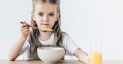 Co dawać na śniadanie dzieciom, aby osiągały lepsze wyniki w szkole? Badania