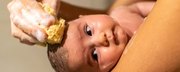 Pierwsza kąpiel niemowlęcia – jak krok po kroku kąpać małe dziecko?