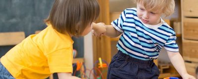 Jak zdyscyplinować dziecko, które jest agresywne na placu zabaw
