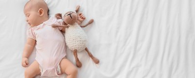 Sen niemowlaka w upalne dni: Jak zapewnić odpowiednie warunki do spania