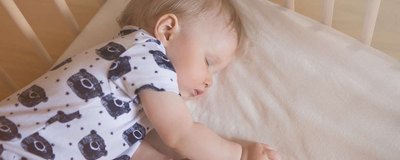 Czy spanie na boku dla niemowlęcia jest bezpieczne?