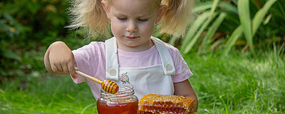 Miód w diecie dziecka - kiedy jest bezpieczny, a kiedy nie?