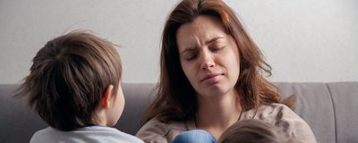 Dzieci obwiniające się za smutek mamy doświadczają lęku i depresji. Co zrobić?