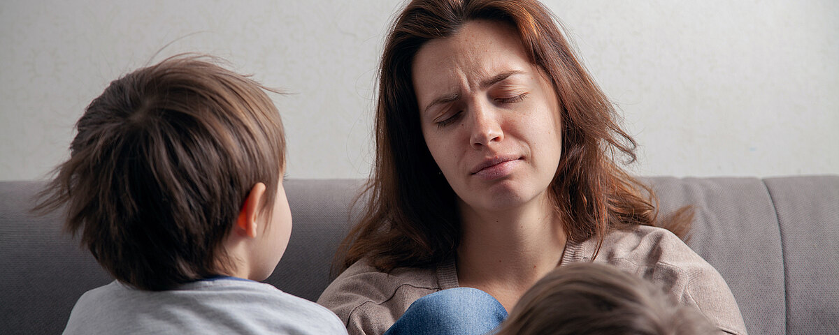 Dzieci, które obwiniają się za smutek mamy narażone są na lęki i depresję. Jak im pomóc?