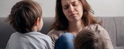 Dzieci, które obwiniają się za smutek mamy narażone są na lęki i depresję. Jak im pomóc?