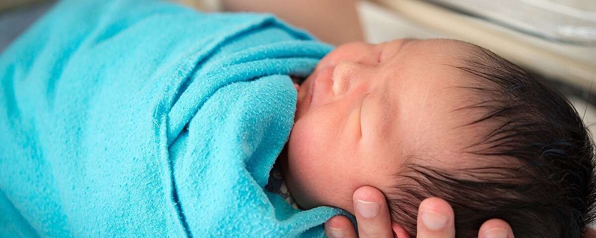 Otulacze. Czy spowijanie niemowląt ma sens