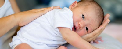 Dlaczego niemowlę ulewa? Sposoby na ulewanie u noworodka