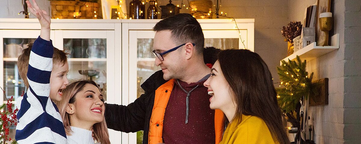 Pocałuj babcię, przecież są święta. Pozwól dziecku wybrać kogo przytuli