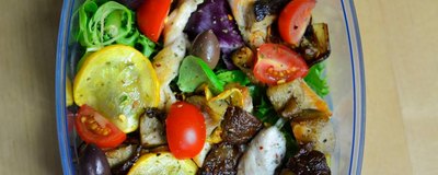 Sałata z piersią kurczaka, warzywami, imbirem i grzybami shiitake