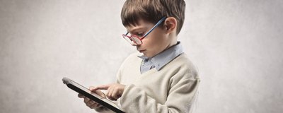 Korzystanie ze smartfonów i tabletów uspokaja twoje dziecko? Naukowcy o konsekwencjach