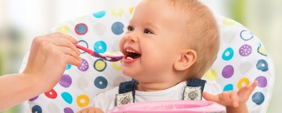 Pokarmy uzupełniające: jak wprowadzić zboża do diety niemowlęcia?