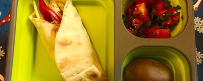 Chlebek arabski z kurczakiem i warzywami - pochwała smakowitej prostoty