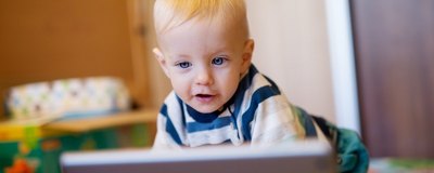  Korzystanie z ekranów przez roczne dzieci może skutkować  problemami rozwojowymi. Badania