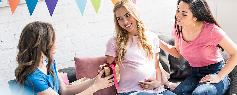 Niedrogie i atrakcyjne prezenty na baby shower dla mamy