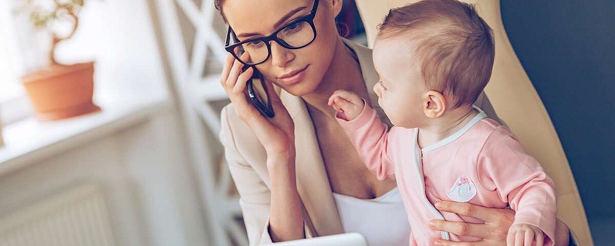 Niemowlę uczy się mówić. 6 - 12 miesiąc