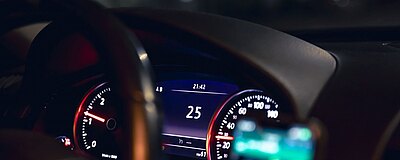 Technologia w służbie kierowcy: jak aplikacje, head-upy i systemy analizy jazdy zmieniają komfort i koncentrację?