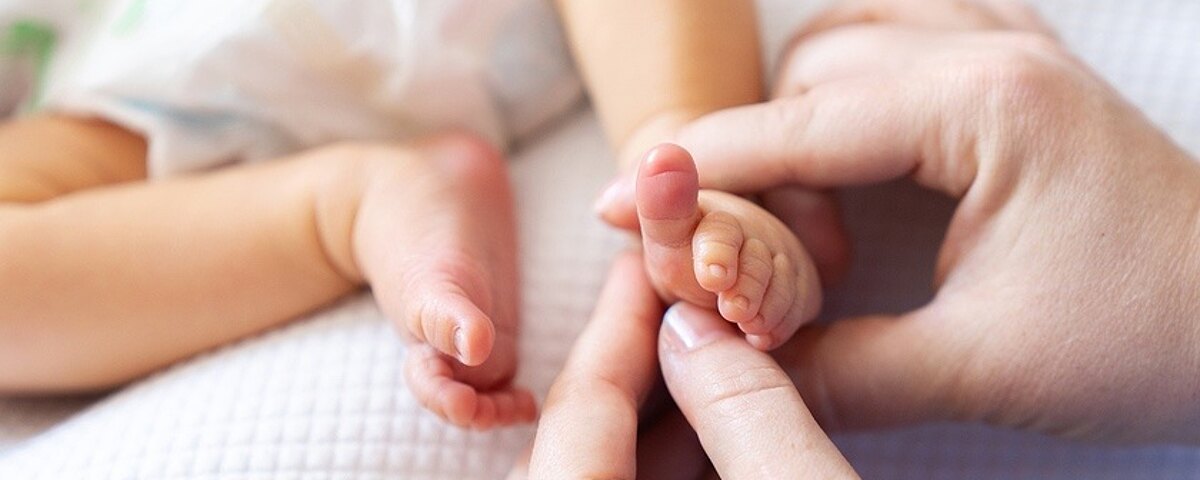 Wzmożone napięcie mięśniowe u niemowląt – jak rozpoznać, co robić, jak leczyć