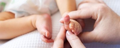 Wzmożone napięcie mięśniowe u niemowląt – jak rozpoznać, co robić, jak leczyć