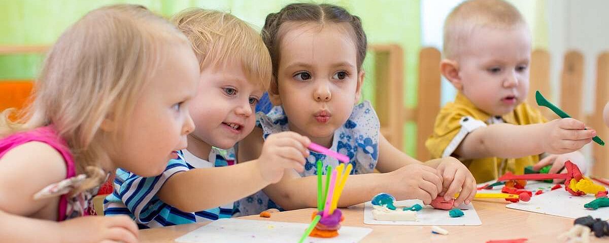 6 zabaw sensorycznych dla przedszkolaków rozwijających zmysł dotyku i równowagi
