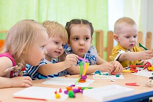 6 zabaw sensorycznych dla przedszkolaków rozwijających zmysł dotyku i równowagi