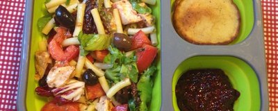 Sałata z makaronem, kurczakiem i warzywami - kolorowy zawrót głowy
