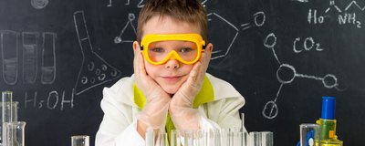 Proste eksperymenty naukowe dla dzieci i przedszkolaków: 10 fascynujących doświadczeń do wykonania w domu