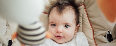 Leżaczek dla niemowlaka i dla dziecka – praktyczny poradnik