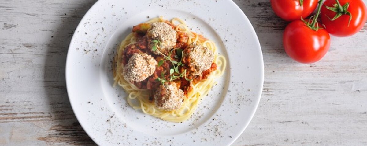 Spaghetti z klopsikami w sosie pomidorowym