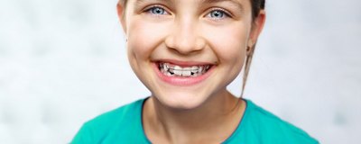 Jak prawidłowo dbać o zęby z aparatem ortodontycznym?
