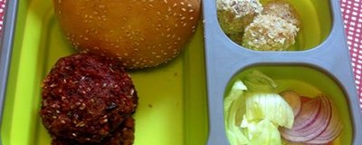 Hamburger z kotletem z buraka i praliny jaglane