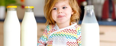 Większość małych dzieci nie powinna pić mleka roślinnego. Nowe wytyczne ekspertów