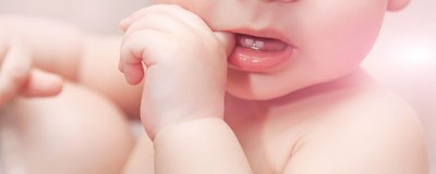 Ząbkowanie u niemowląt. Objawy, pierwszy ząbek i sposoby na ból