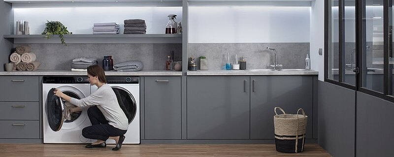 Odświeżaj elegancką odzież bez wizyty w pralni w nowych pralkach i pralko -suszarkach z serii i-Pro 7 marki Haier